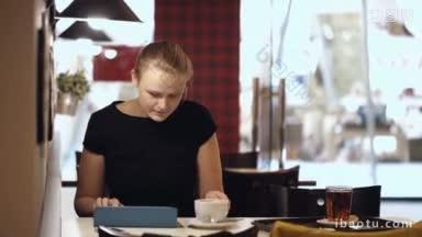 年轻女子独自坐在咖啡馆里，一边喝咖啡一边在平板电脑上<strong>打字</strong>